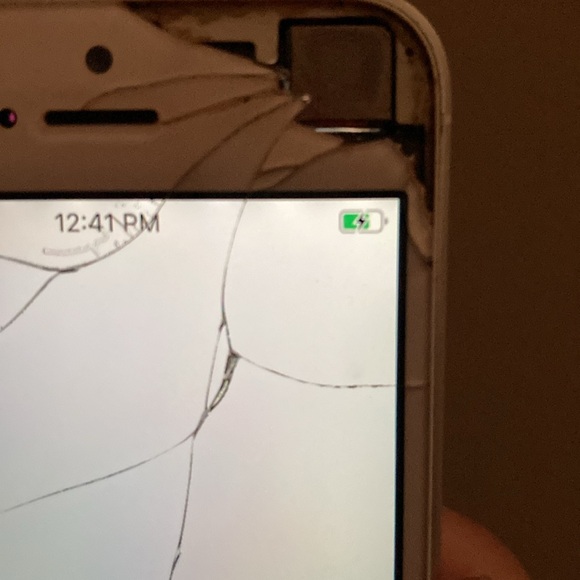 Used Apple iPhone SE 1st Generation 16GB Silver - Picture 5 of 5